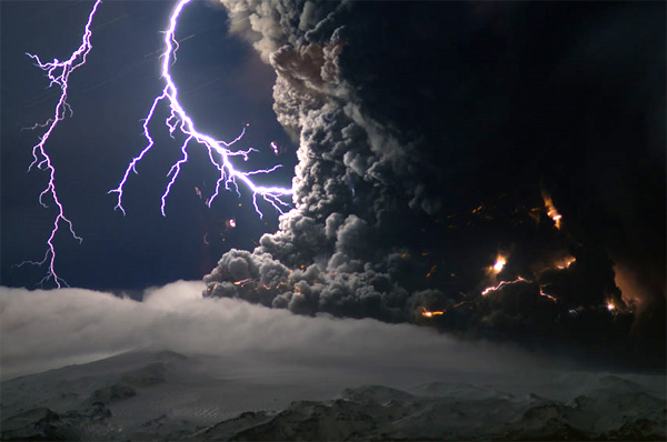 Вулкан Эйяфьяллайекюль. ФОТО: NASA